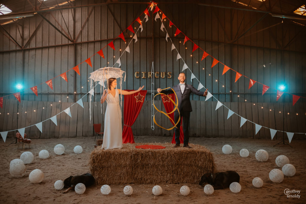 scénographie maillO design avec ballons dentelle pour seance couple Geoffrey Arnoldy photographe