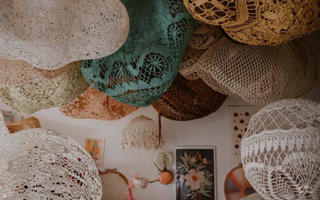 nuages dentelle couleurs dans l'atelier d’artisanat d'art textile Amidonnée à Clisson