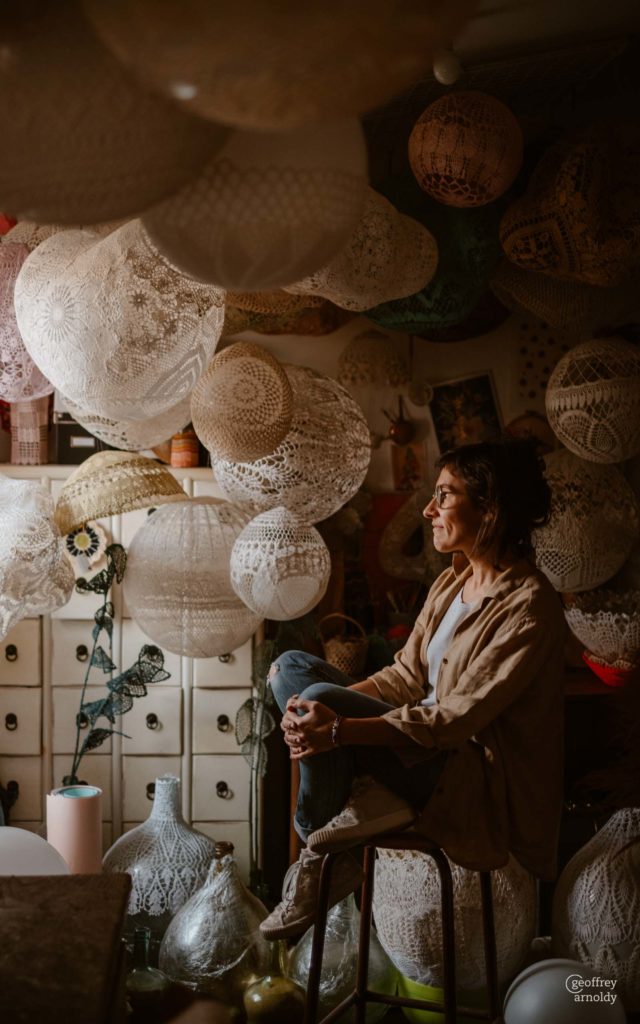 Véronique Damart dans son atelier d’art textile Amidonnée à Clisson