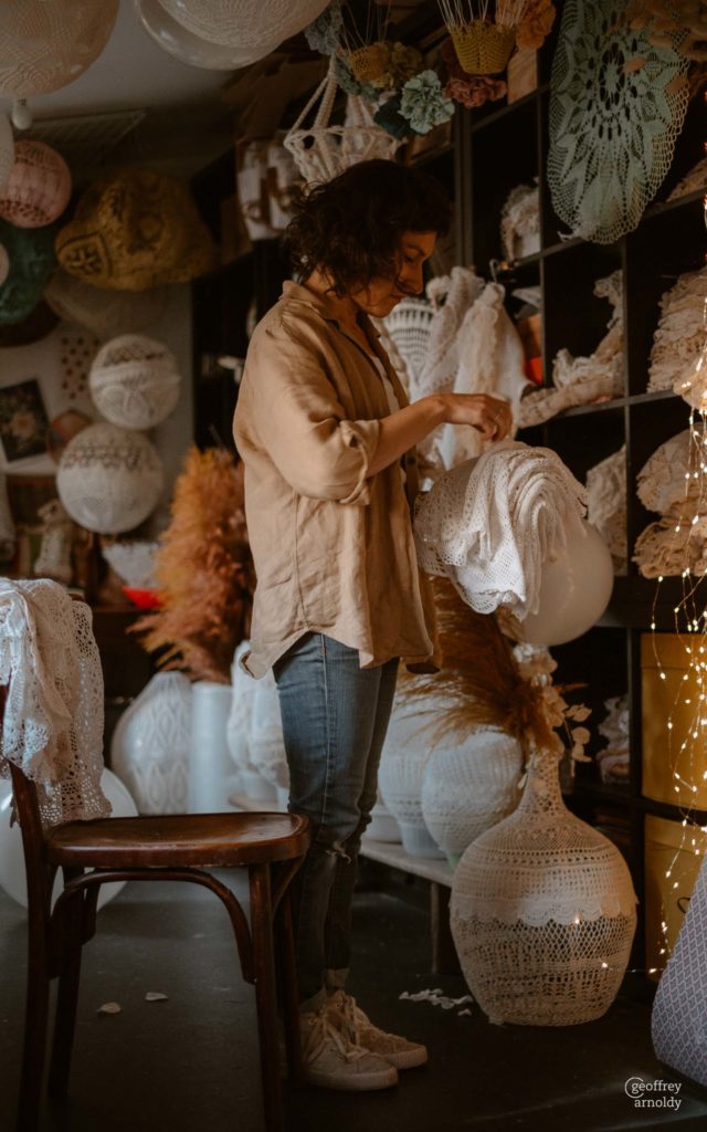 Véronique Damart dans son atelier d’art textile Amidonnée à Clisson