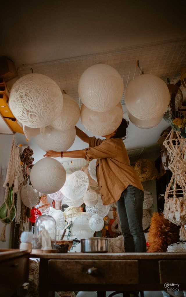 Véronique Damart dans son atelier d’art textile Amidonnée à Clisson