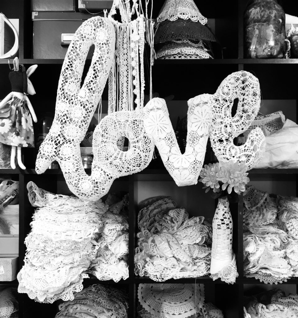 maillo-design-creation-textile-love-dentelle-upcycling-doily-clisson-pays-de-la-loire