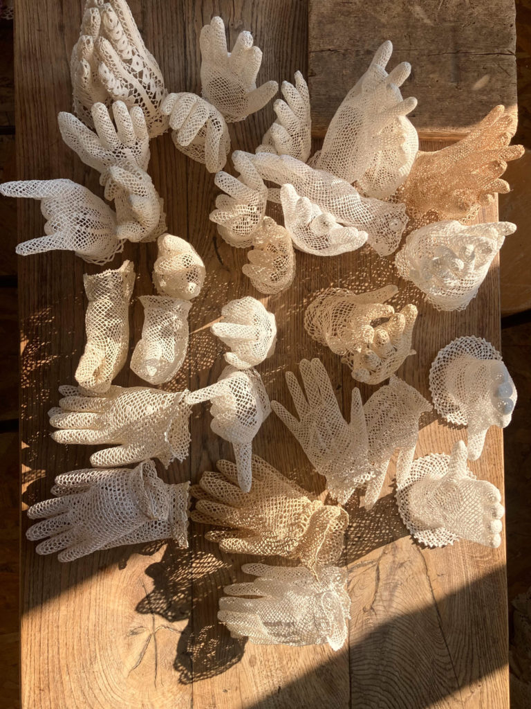 maillo-design-textile-dentelle-decoration-gants-emoticone-atelier-Clisson-Loire-atlantique