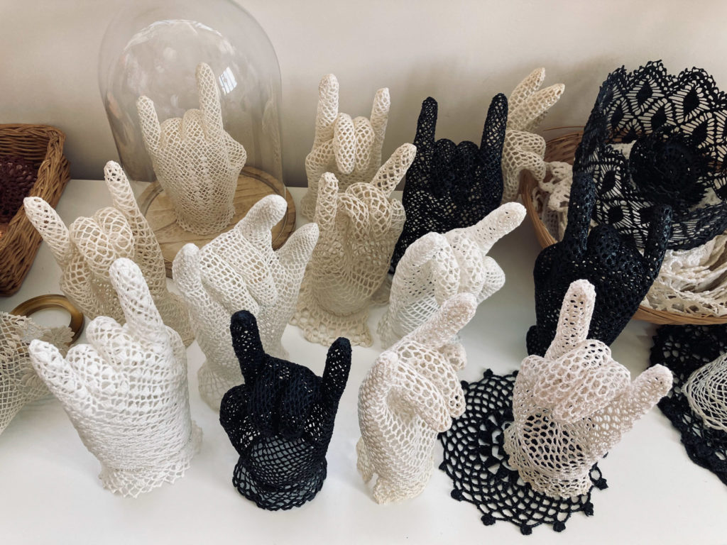 maillo-design-textile-dentelle-decoration-gants-emoticone-atelier-Clisson-Loire-atlantique