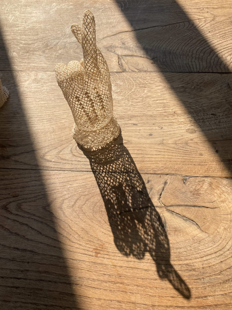 maillo-design-textile-dentelle-decoration-gants-emoticone-atelier-Clisson-Loire-atlantique