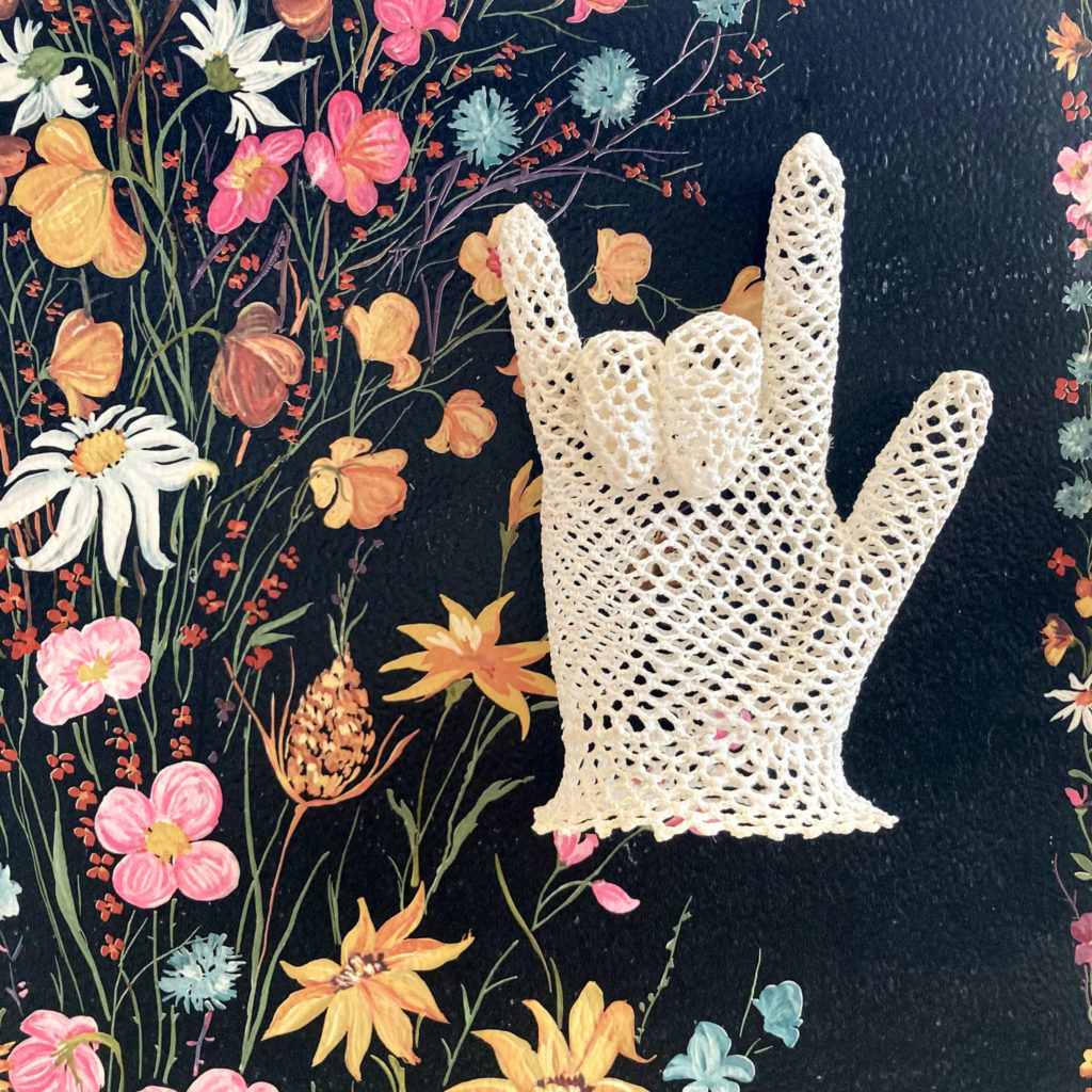 maillo-design-textile-dentelle-decoration-gants-emoticone-atelier-Clisson-Loire-atlantique