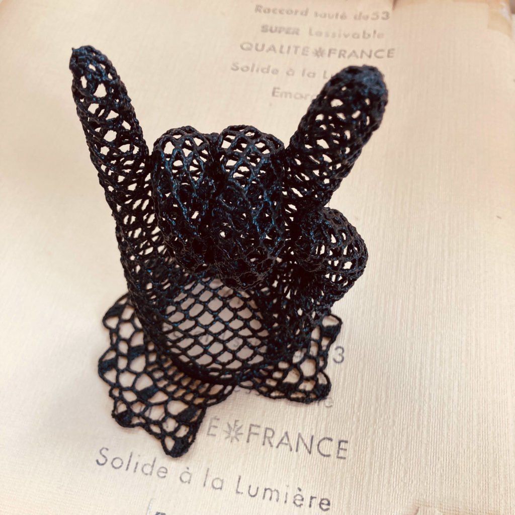 maillo-design-textile-dentelle-decoration-gants-emoticone-atelier-Clisson-Loire-atlantique
