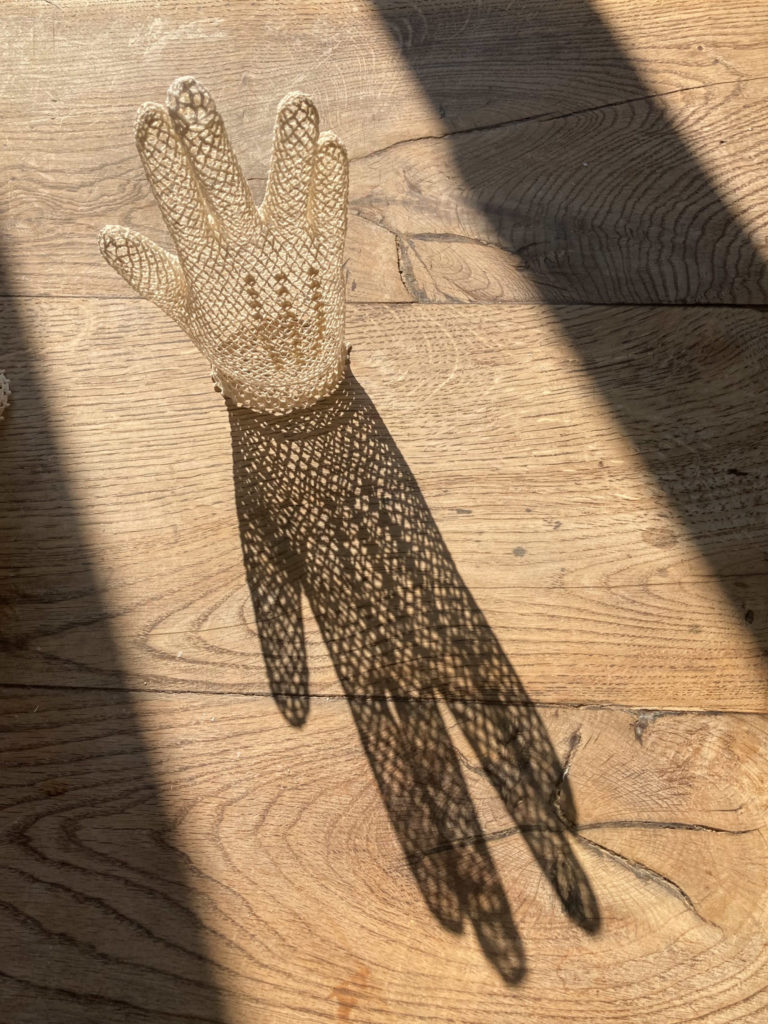 maillo-design-textile-dentelle-decoration-gants-emoticone-atelier-Clisson-Loire-atlantique