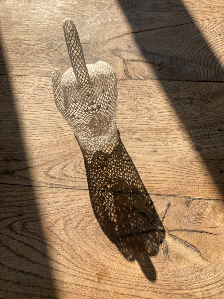 maillo-design-textile-dentelle-decoration-gants-emoticone-atelier-Clisson-Loire-atlantique