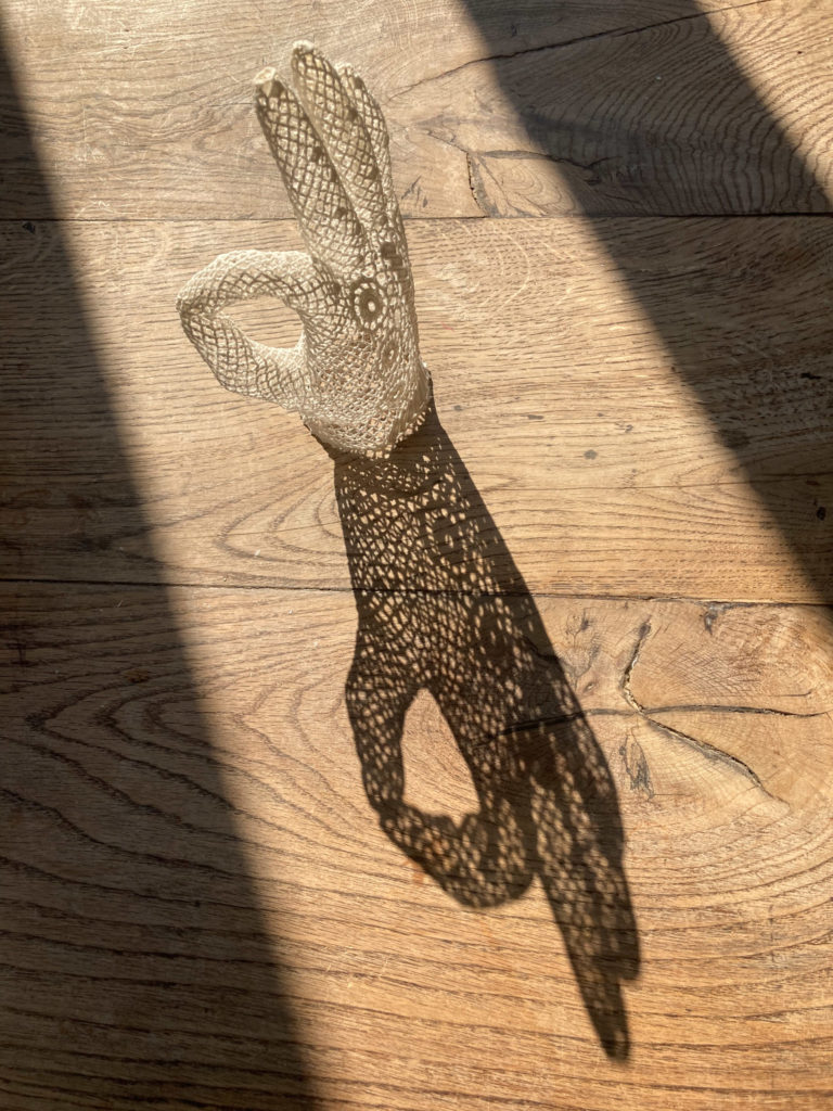 maillo-design-textile-dentelle-decoration-gants-emoticone-atelier-Clisson-Loire-atlantique