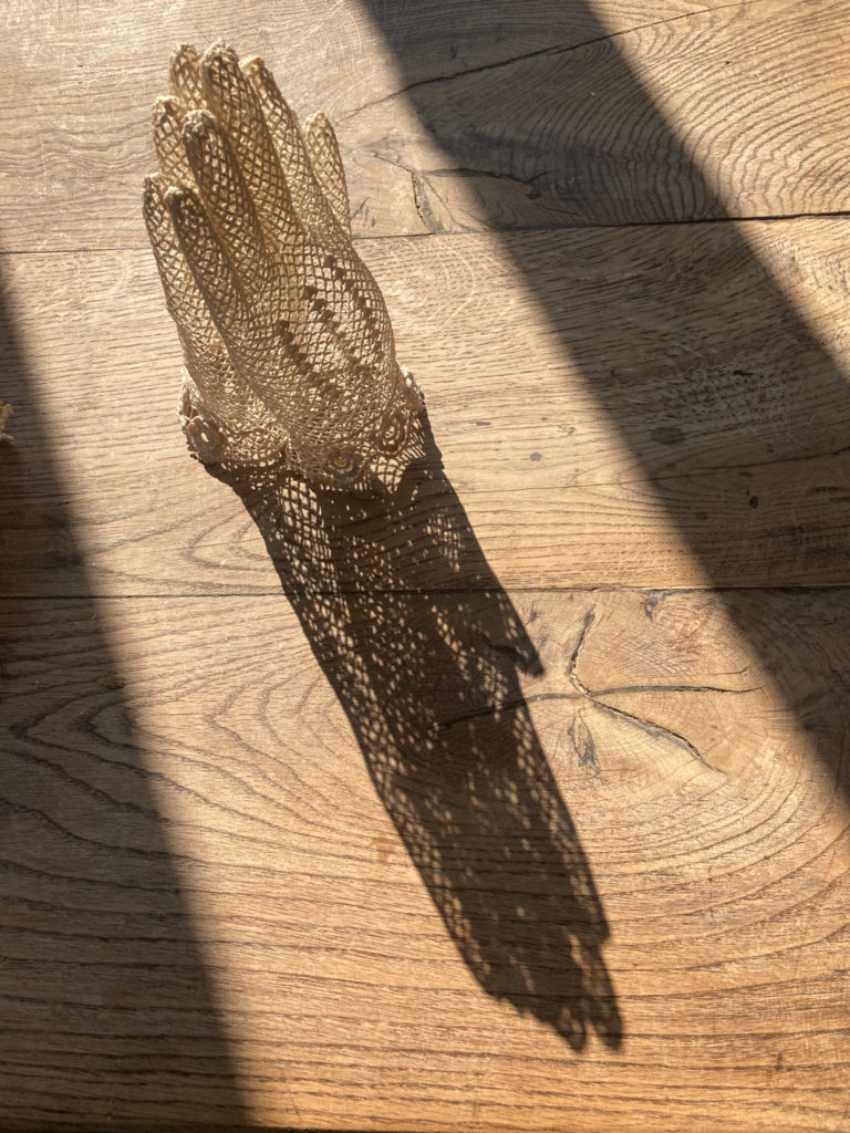 maillo-design-textile-dentelle-decoration-gants-emoticone-atelier-Clisson-Loire-atlantique