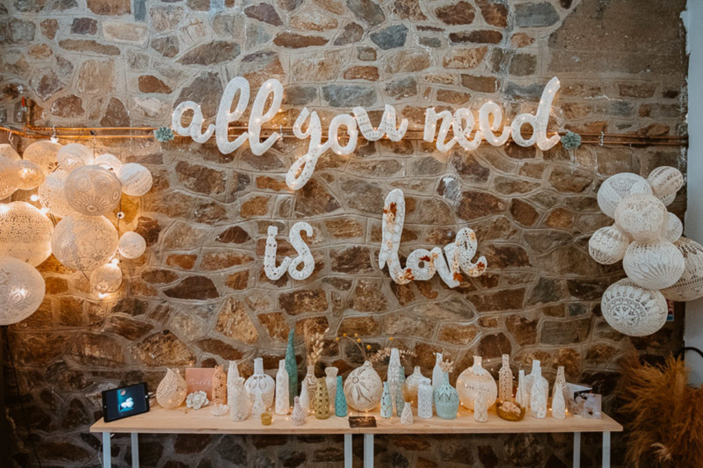 decoration-mariage-suspensions-dentelle-all-you-need-is-love-maillo-design-Geoffrey-Arnoldy-photographe-l'atelier-wedding