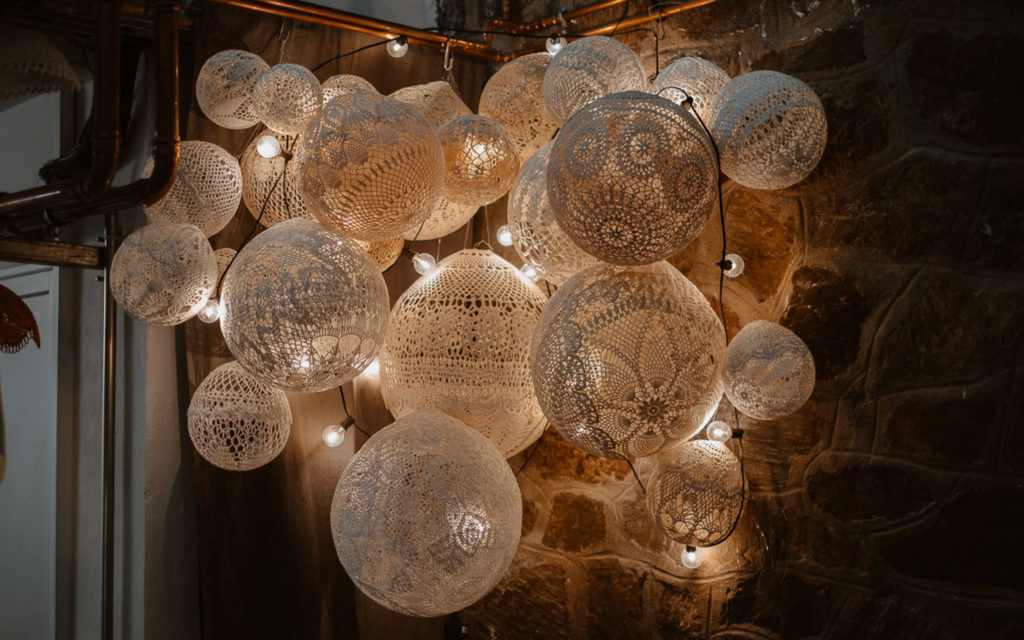 decoration-mariage-suspensions-ballons-dentelle-blanches-maillo-design-Geoffrey-Arnoldy-photographe-l'atelier-wedding