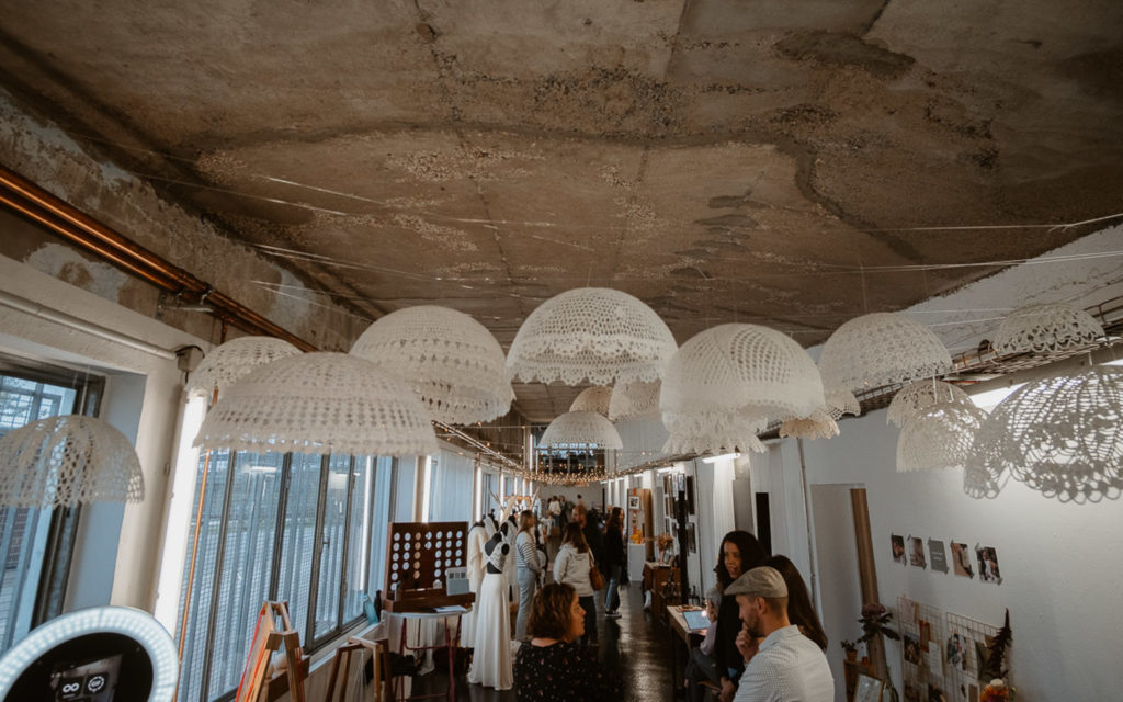 decoration-mariage-suspensions-dentelle-blanches-maillo-design-Geoffrey-Arnoldy-photographe-l'atelier-wedding