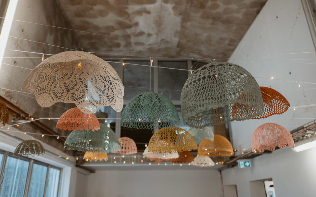 decoration-mariage-suspensions-dentelle-pastel-maillo-design-Geoffrey-Arnoldy-photographe-l'atelier-wedding