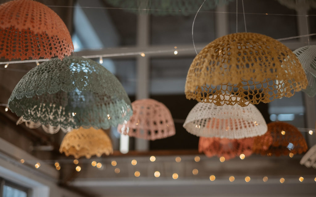 decoration-mariage-suspensions-dentelle-pastel-maillo-design-Geoffrey-Arnoldy-photographe-l'atelier-wedding