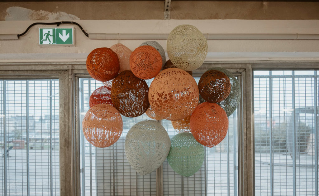 decoration-mariage-suspensions-dentelle-pastel-maillo-design-Geoffrey-Arnoldy-photographe-l'atelier-wedding