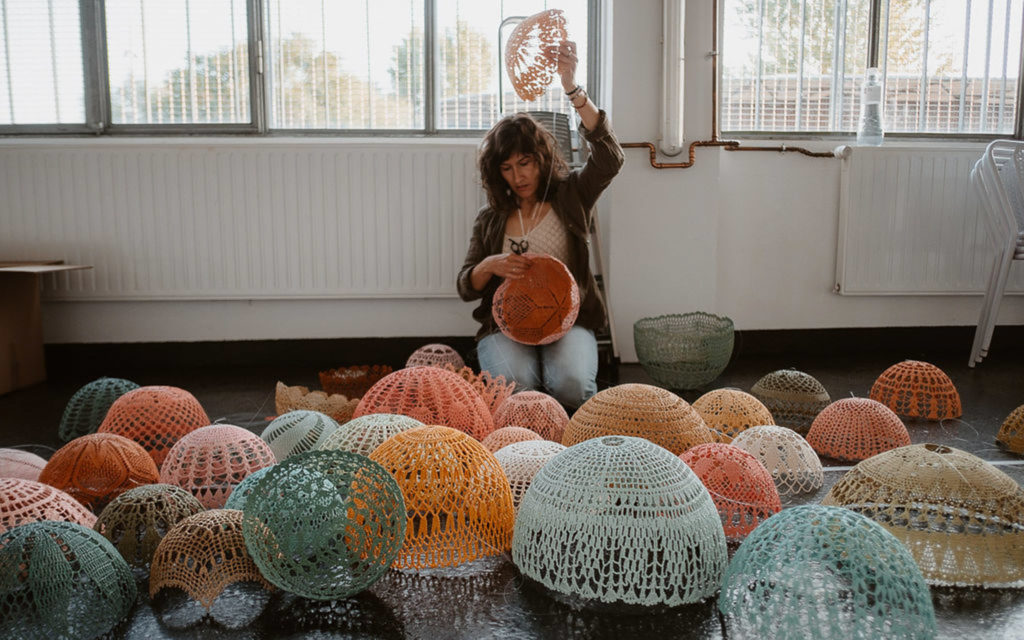 decoration-mariage-femmes-suspensions-dentelle-pastel-maillo-design-Geoffrey-Arnoldy-photographe-l'atelier-wedding