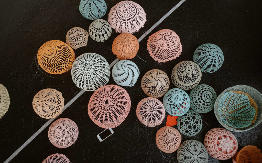 decoration-mariage-femmes-suspensions-dentelle-pastel-maillo-design-Geoffrey-Arnoldy-photographe-l'atelier-wedding