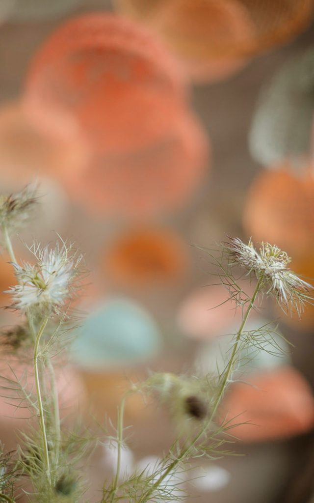 decoration-mariage-femmes-suspensions-dentelle-pastel-maillo-design-Geoffrey-Arnoldy-photographe-l'atelier-wedding