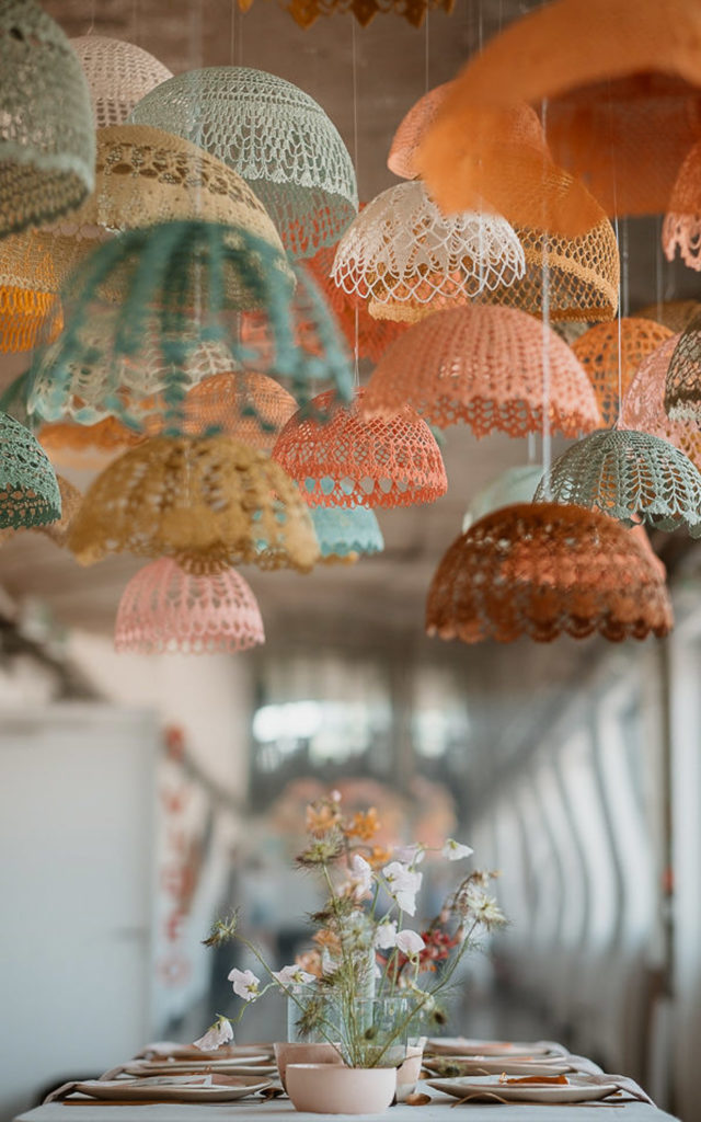 decoration-mariage-femmes-suspensions-dentelle-pastel-maillo-design-Geoffrey-Arnoldy-photographe-l'atelier-wedding