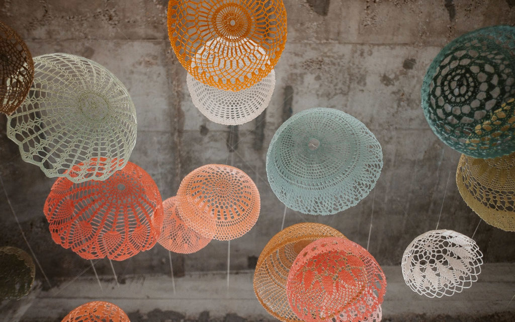 decoration-mariage-femmes-suspensions-dentelle-pastel-maillo-design-Geoffrey-Arnoldy-photographe-l'atelier-wedding