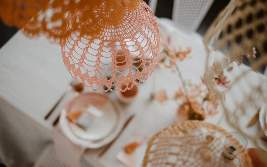 decoration-mariage-femmes-suspensions-dentelle-pastel-maillo-design-Geoffrey-Arnoldy-photographe-l'atelier-wedding