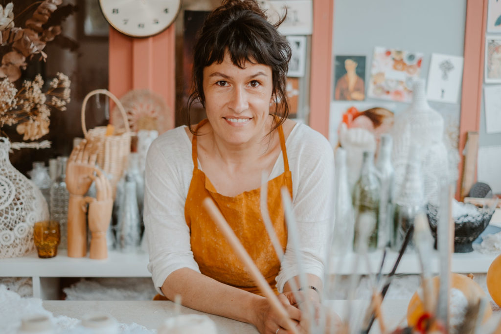 portrait-véronique-damart-artiste-textile-atelier-maillo-design-cugand-vendée