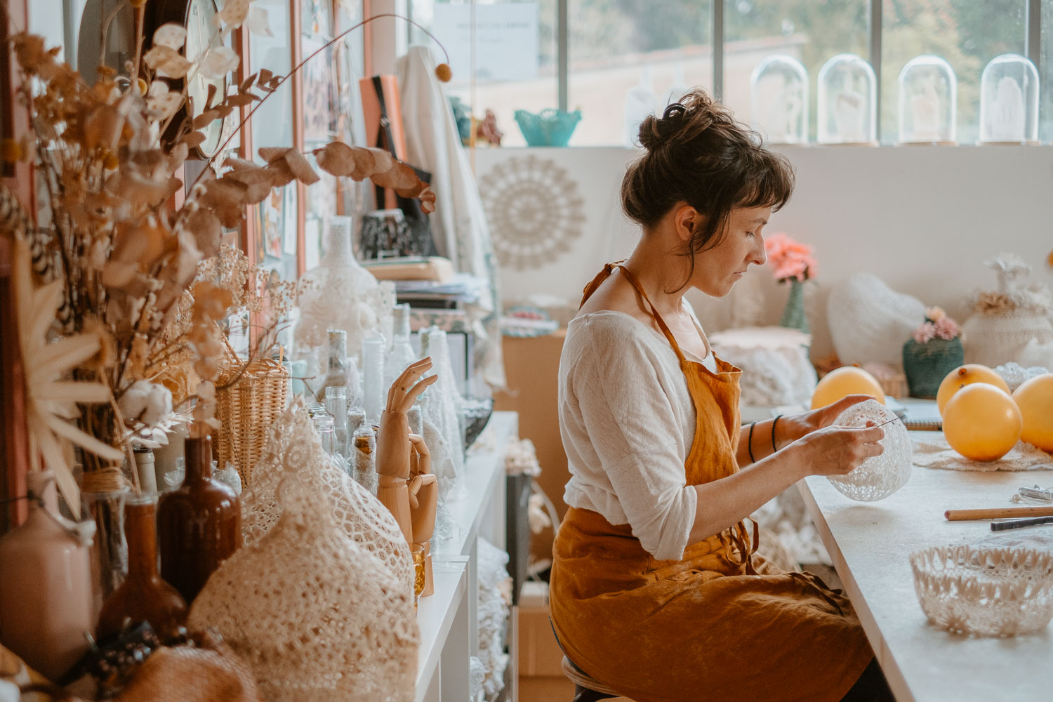 portrait-véronique-damart-artiste-textile-dentelle-atelier-maillo-design-cugand-vendée