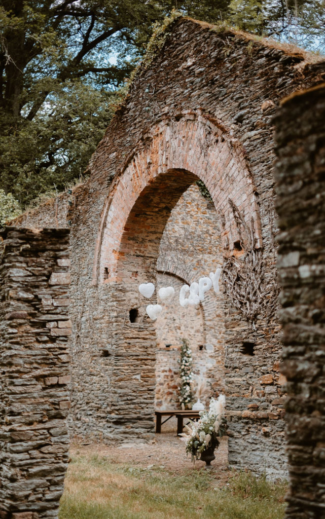 déco de mariage maillO design, initiale des mariés et coeurs dentelle pour cérémonie laïque dans l'ancienne forge du Manoir de la Jahotiere à Abbaretz en pays de la Loire