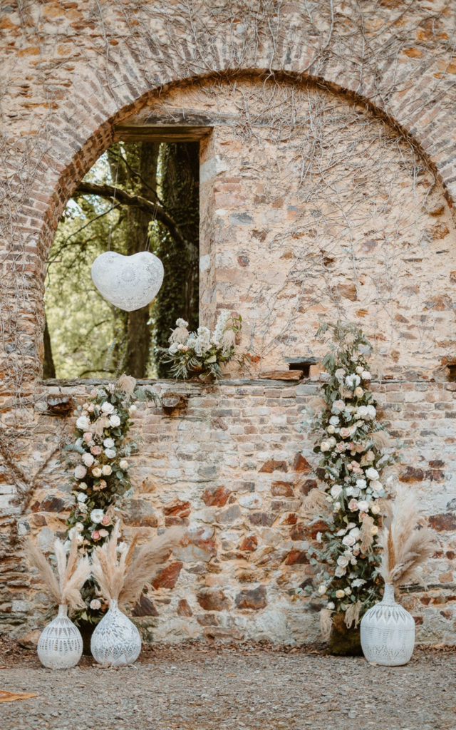 deco de mariage maillO design, suspension coeur en dentelle au Manoir de la Jahotiere à Abbaretz en pays de la Loire