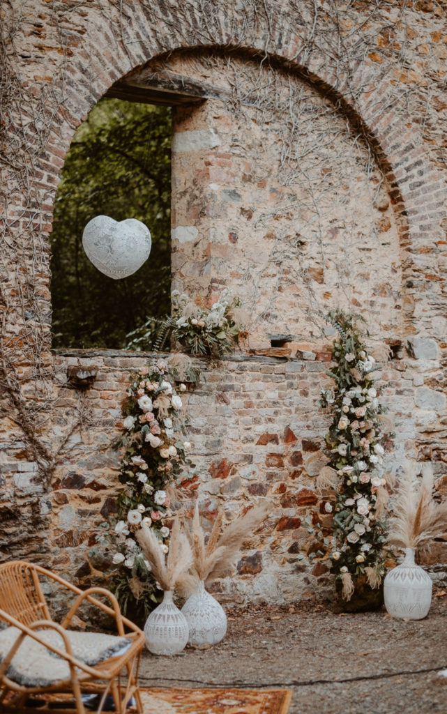 deco de mariage maillO design, suspension coeur en dentelle au Manoir de la Jahotiere à Abbaretz en pays de la Loire