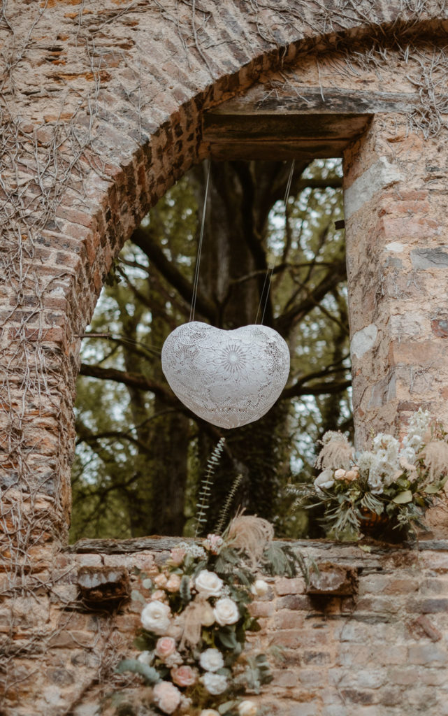deco de mariage maillO design, suspension coeur en dentelle au Manoir de la Jahotiere à Abbaretz en pays de la Loire