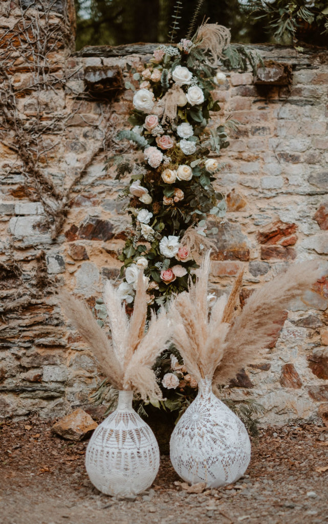 déco de mariage maillO design, dame Jeanne dentelle pour cérémonie laïque dans l'ancienne forge du Manoir de la Jahotiere à Abbaretz en pays de la Loire