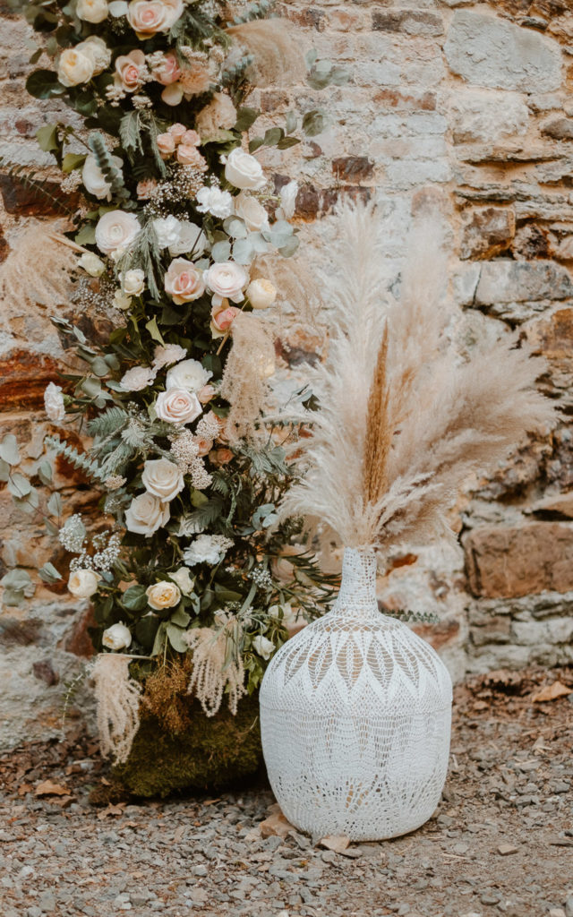 déco de mariage maillO design, dame Jeanne dentelle pour cérémonie laïque dans l'ancienne forge du Manoir de la Jahotiere à Abbaretz en pays de la Loire