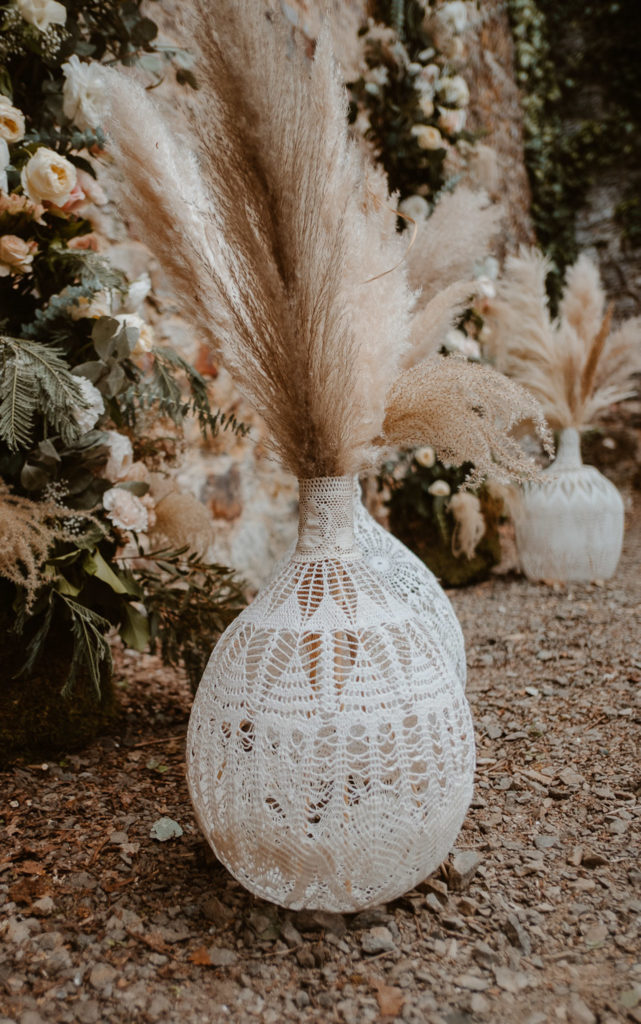 déco de mariage maillO design, dame Jeanne dentelle pour cérémonie laïque dans l'ancienne forge du Manoir de la Jahotiere à Abbaretz en pays de la Loire