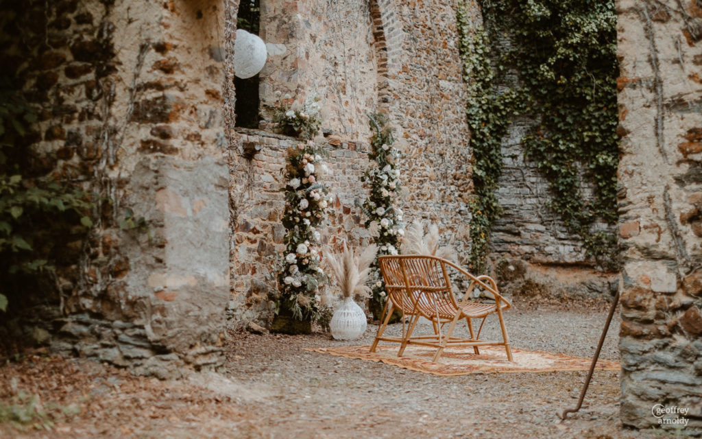 déco de mariage maillO design, dame Jeanne et coeur dentelle pour cérémonie laïque dans l'ancienne forge du Manoir de la Jahotiere à Abbaretz en pays de la Loire