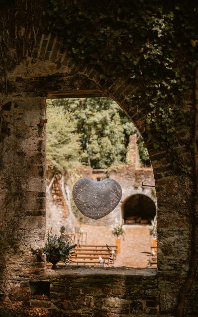 deco de mariage maillO design, suspension coeur en dentelle au Manoir de la Jahotiere à Abbaretz en pays de la Loire