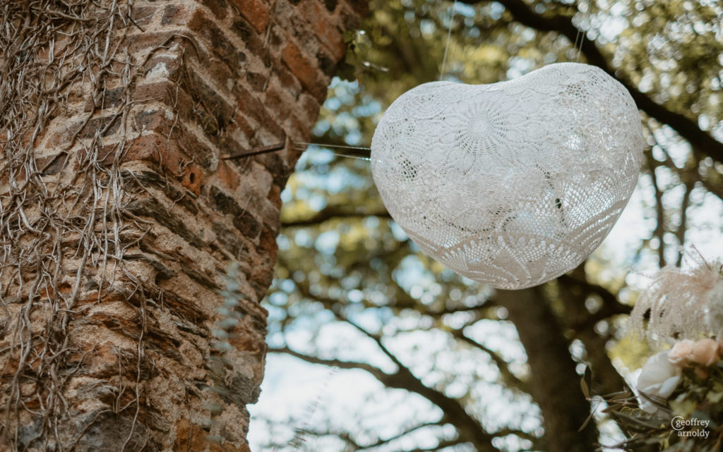 deco de mariage maillO design, suspension coeur en dentelle au Manoir de la Jahotiere à Abbaretz en pays de la Loire
