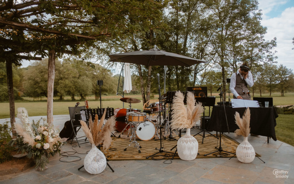 décoration dame jeanne en dentelle et pampa pour orchestre de mariage en terrasse du Manoir de la Jahotiere à Abbaretz en pays de la Loire
