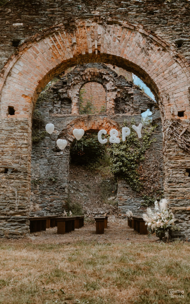 déco de mariage maillO design, initiale des mariés et coeurs dentelle pour cérémonie laïque dans l'ancienne forge du Manoir de la Jahotiere à Abbaretz en pays de la Loire