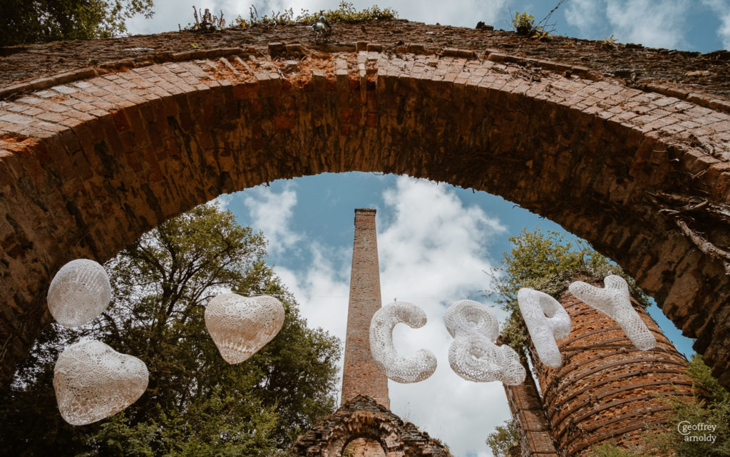 déco de mariage maillO design, initiale des mariés et coeurs dentelle pour cérémonie laïque dans l'ancienne forge du Manoir de la Jahotiere à Abbaretz en pays de la Loire