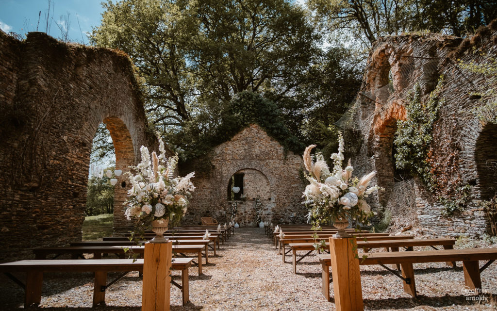 deco de mariage maillO design dans bouquet de fleur, suspension coeur en dentelle au Manoir de la Jahotiere à Abbaretz en pays de la Loire