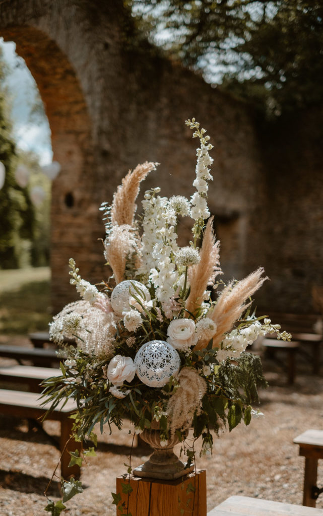 deco de mariage maillO design dans bouquet de fleur, suspension coeur en dentelle au Manoir de la Jahotiere à Abbaretz en pays de la Loire