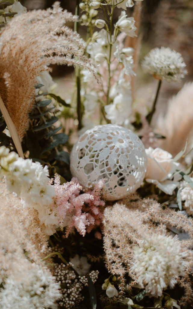 deco de mariage maillO design dans bouquet de fleur, suspension coeur en dentelle au Manoir de la Jahotiere à Abbaretz en pays de la Loire