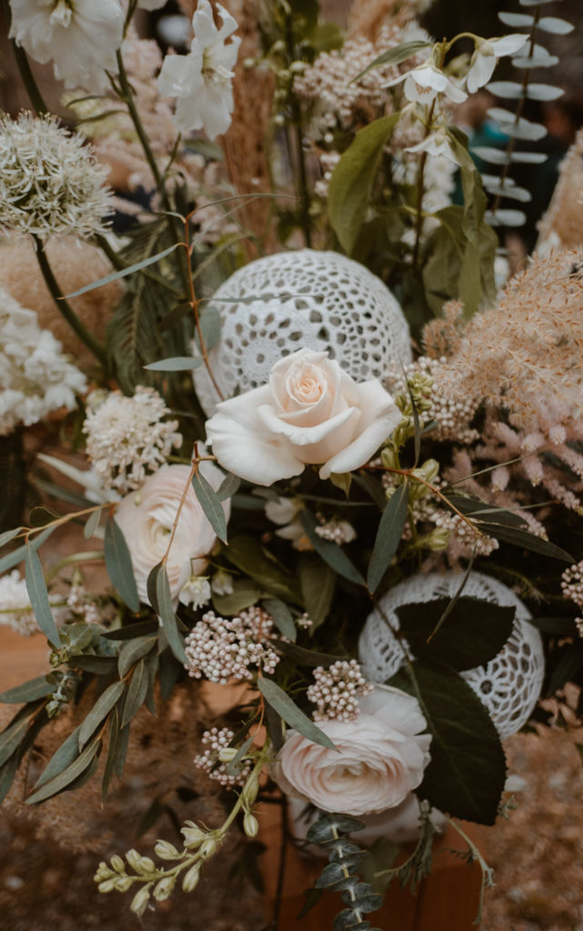 deco de mariage maillO design dans bouquet de fleur, suspension coeur en dentelle au Manoir de la Jahotiere à Abbaretz en pays de la Loire