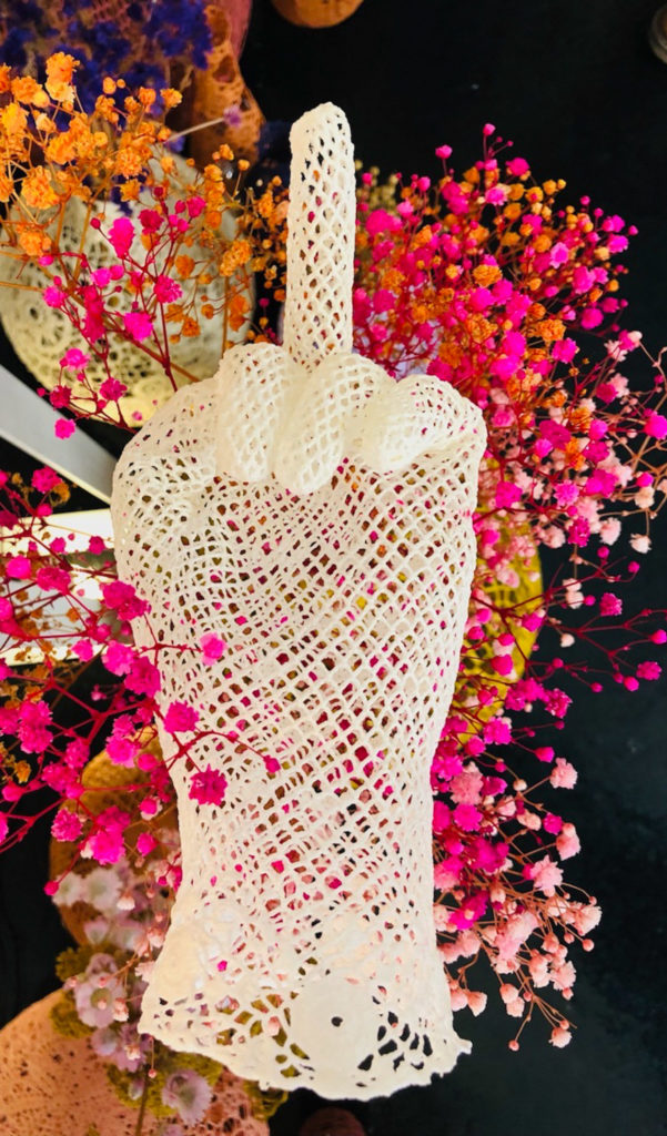 déco de mariage maillO design gant en dentelle pour le salon l'atelier wedding à la Cale 2 créateurs à Nantes