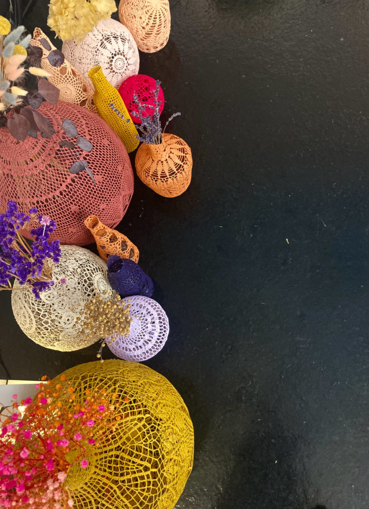 déco de mariage maillO design de soliflores en dentelle pour le salon l'atelier wedding à la Cale 2 créateurs à Nantes