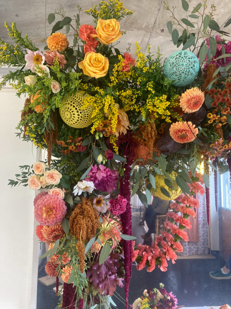 Arche de fleur Reine et Rose et déco de mariage maillO design en dentelle pour le salon l'atelier wedding à la Cale 2 créateurs à Nantes
