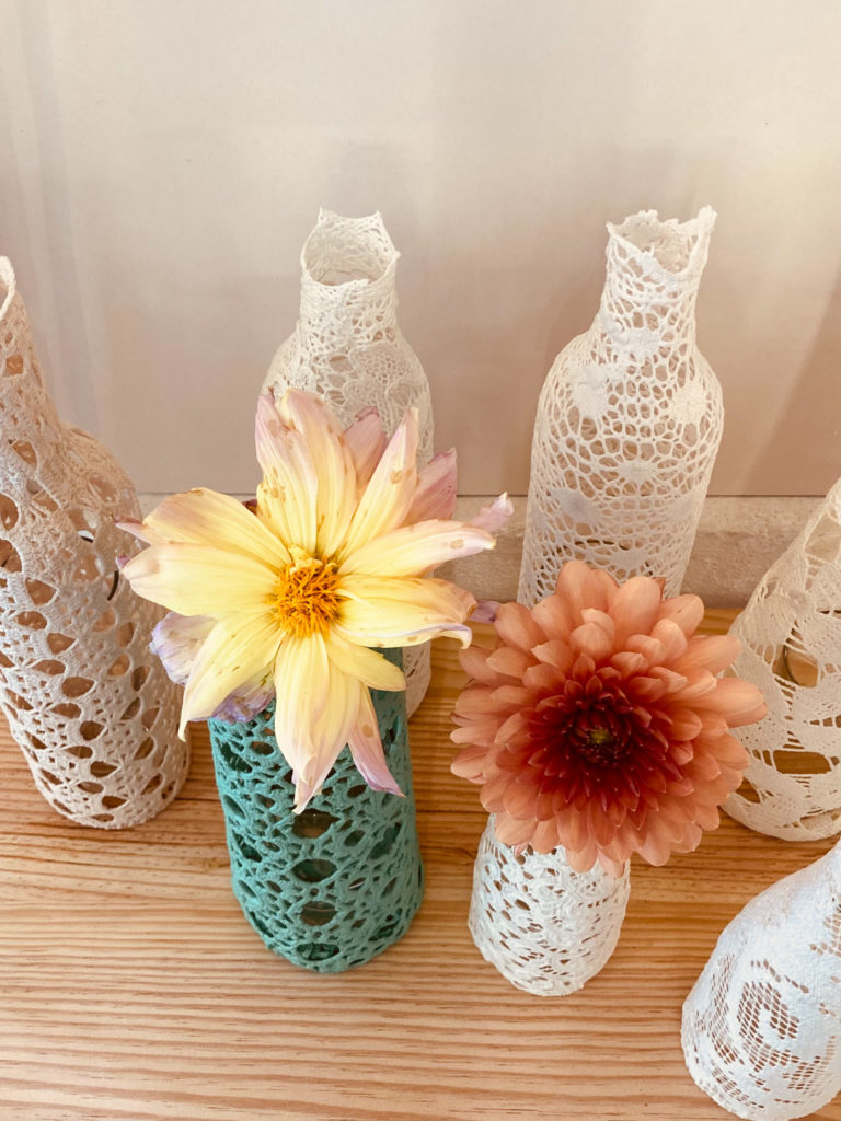 déco de mariage maillO design de soliflores en dentelle pour le salon l'atelier wedding à la Cale 2 créateurs à Nantes